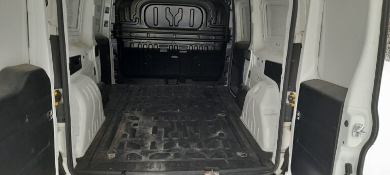 zdjecie auta w środku 3